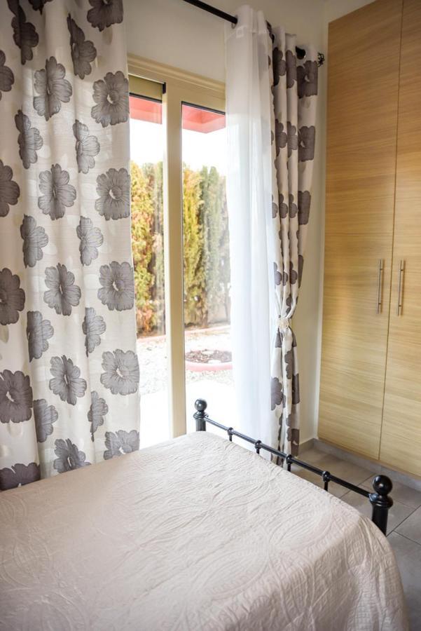 Beautiful Apartment Near The Sea And A Large Private Garden Paphos Extérieur photo