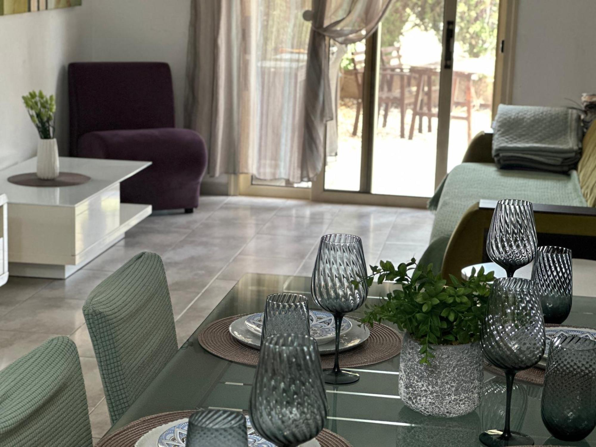Beautiful Apartment Near The Sea And A Large Private Garden Paphos Extérieur photo